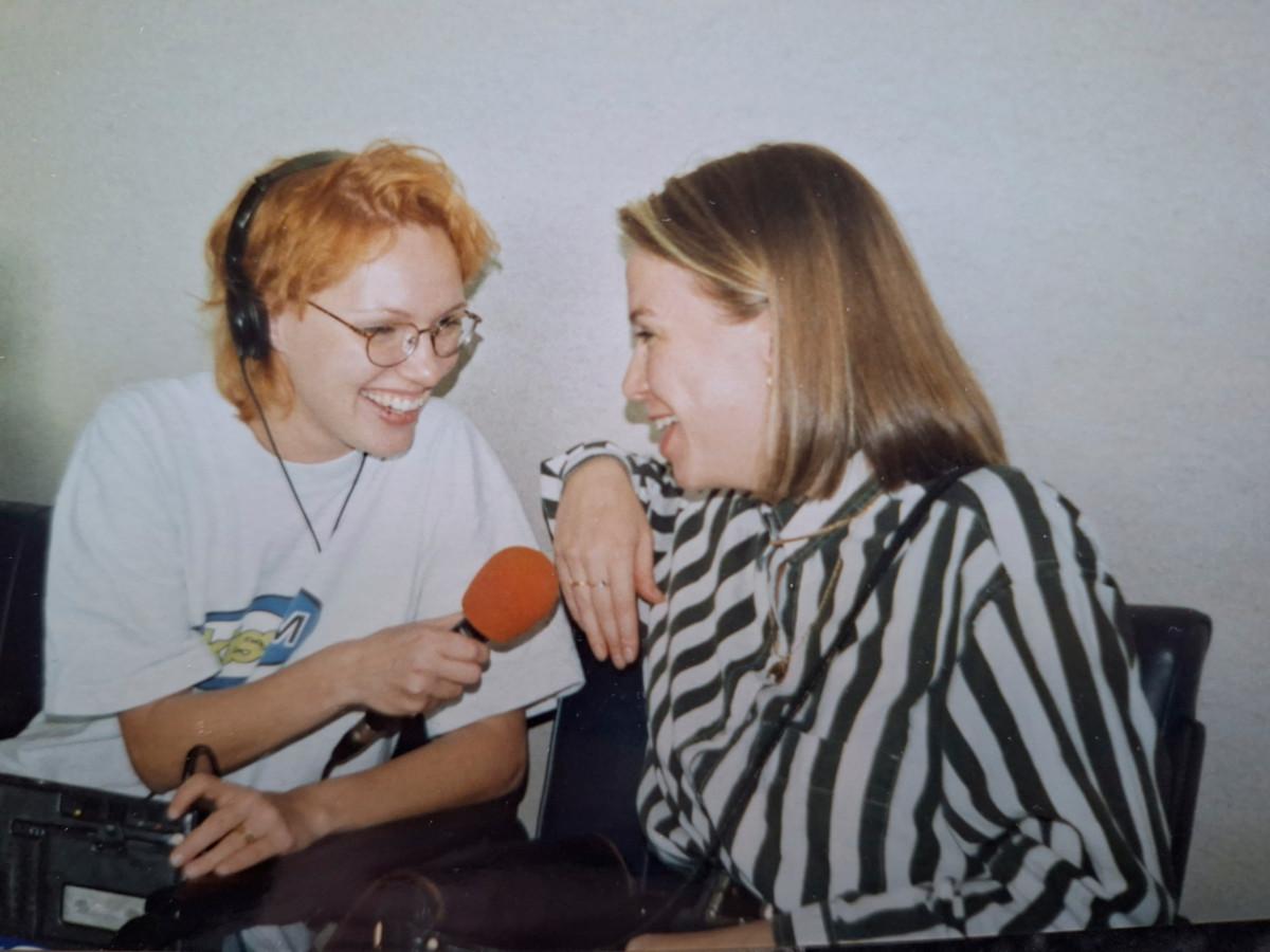 Mari Parkkinen aloitti nuorisoradio Kiss FM:llä vuonna 1995, kun kanava tuli Suomeen.
