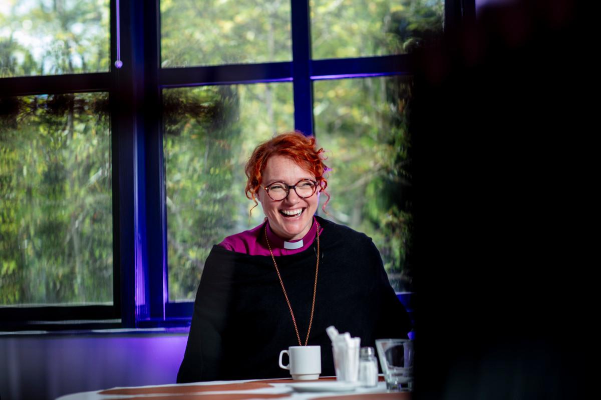 Mari Parkkinen pitää itseään maanläheisenä piispana. Hän haluaa tuoda piispajoukkoon viestintäosaamistaan, avoimuutta ja iloa.