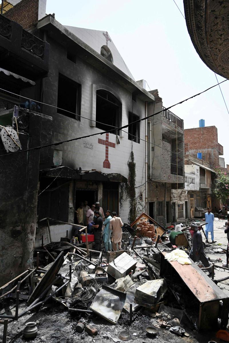 Poliisi ja asukkaat tutkivat poltettua Pyhän Johanneksen kirkkoa Jaranwalassa Pakistanissa. Kuva: Aamir Qureshi/AFP/Lehtikuva