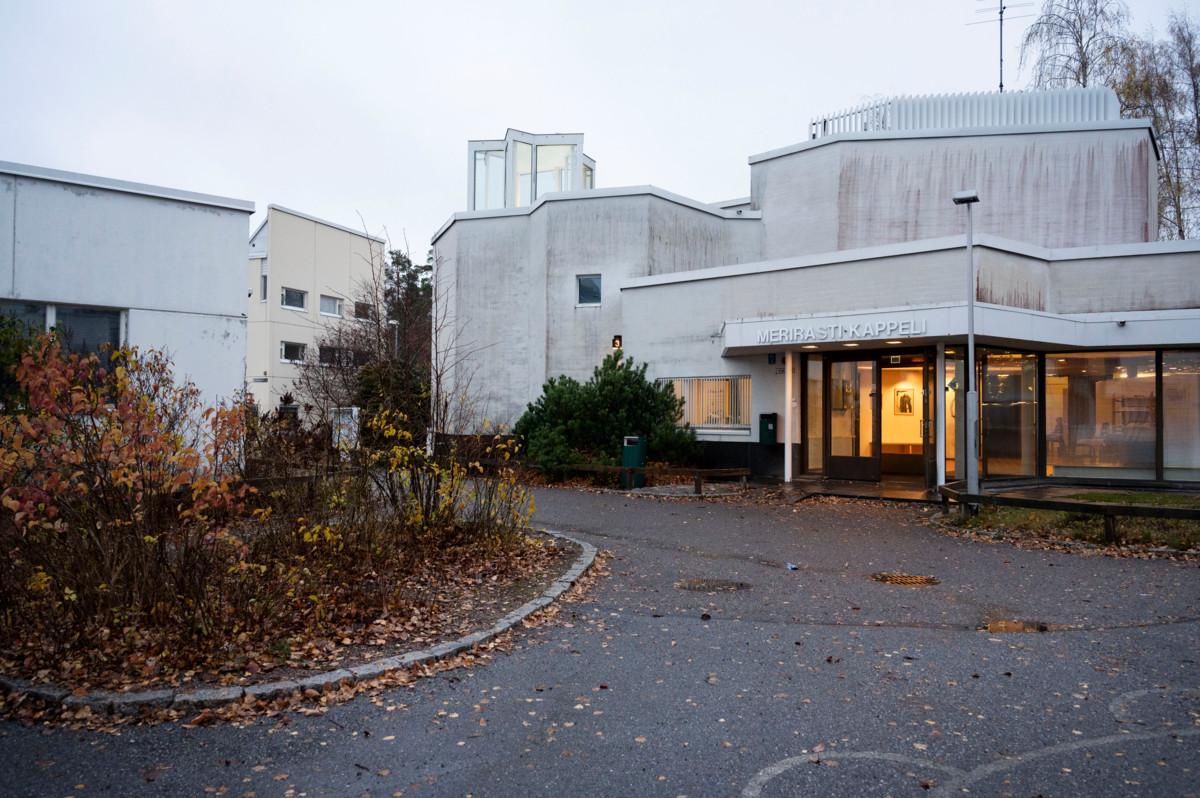 Vuonna 1993 valmistunut Merirasti-kappeli Helsingin Meri-Rastilassa on päässyt huonoon kuntoon.