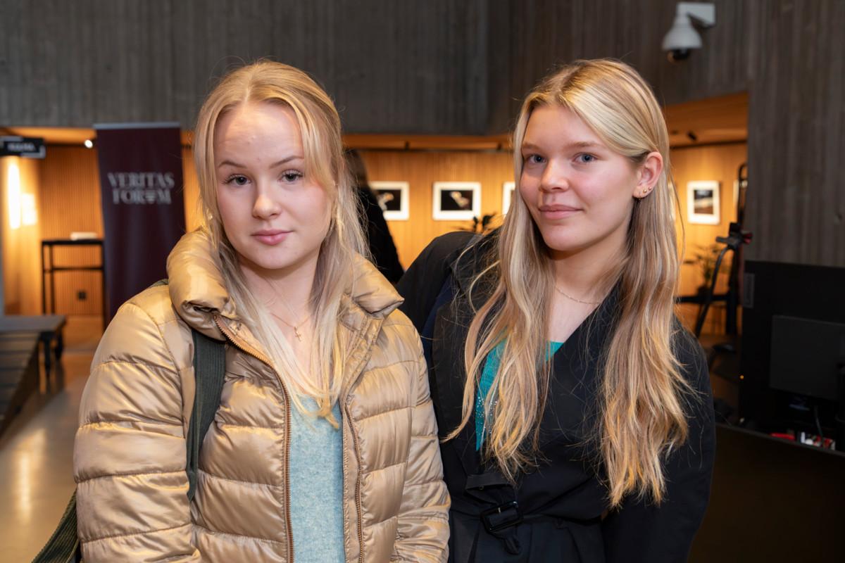 Kaarina Rihte ja Kaisa Korpi Espoonlahden lukiosta seurasivat keskustelutilaisuutta. – Emme ihan ymmärtäneet, mistä Esa puhui. Ihan kuin hän ei olisi tiennyt, millaista uskonnonopetus on nyt, sanoi Kaarina Rihte.