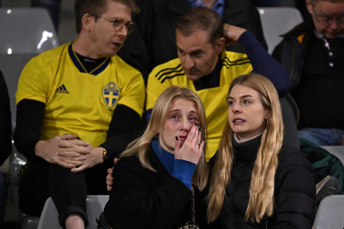 Ruotsin jalkapallojoukkueen kannattajat kuulivat terrori-iskusta kesken Belgian ja Ruotsin EM-karsintaottelun. Kuva: John Thys/AFP/Lehtikuva