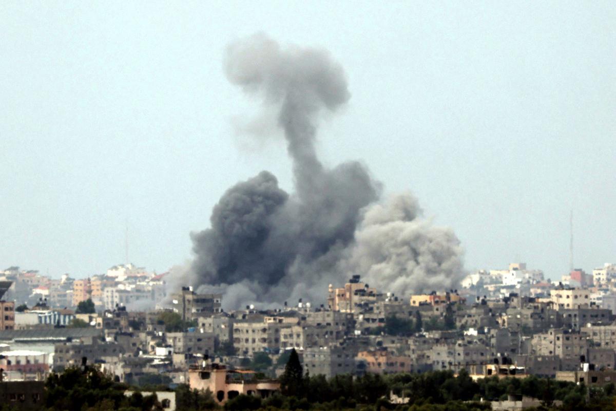 Israelin ilmaiskun aiheuttama savupilvi nousee Gazan ylle. Terroristijärjestö Hamasin 7. lokakuuta aloittamassa sodassa on kuollut ja loukkaantunut tuhansia ihmisiä, suurin osa siviilejä. Kuva: Jack Guez/AFP/Lehtikuva