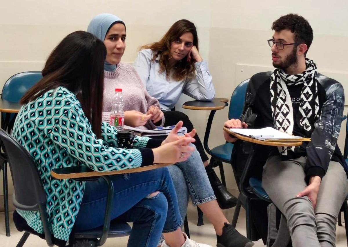 Rossing Centerin Educating for Change -kurssilaisia Jerusalemin heprealaisen yliopiston opettajankoulutuksessa. Rossing Center on israelilainen rauhankasvatuskeskus, jonka työtä Suomen Lähetysseura tukee.