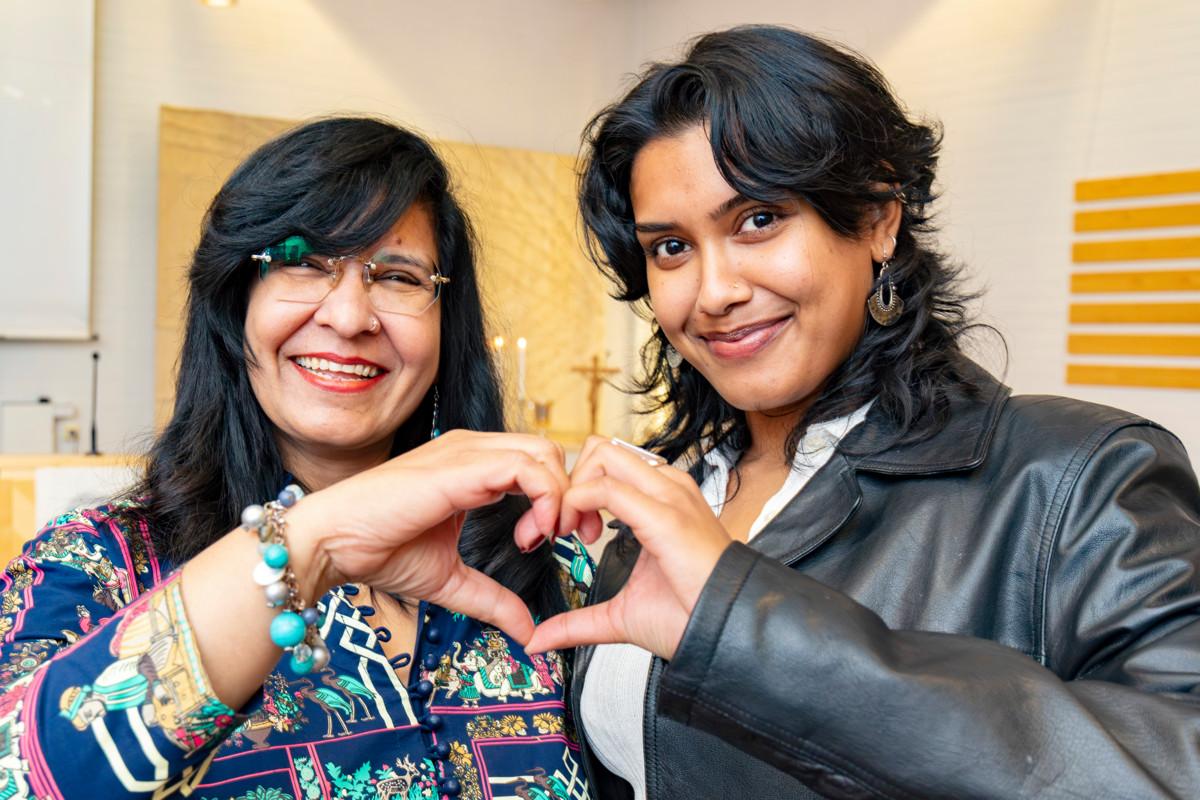 Aneela Zarish ja hänen muusikkotyttärensä Ilona Gill laulavat messun bändissä.