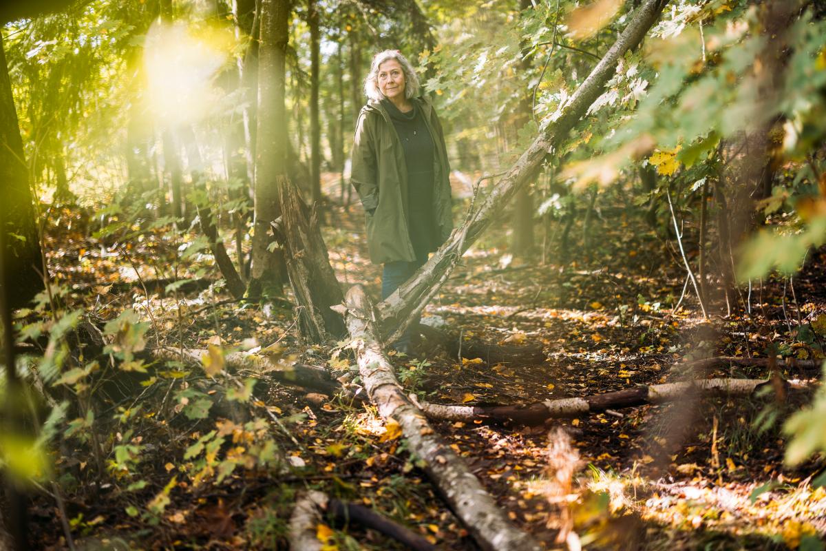 Hilkka Ahde toimi kymmenen vuotta äitinsä omaishoitajana ja kolme vuotta miehensä omaishoitajana. Samaan aikaan työelämässä oli myrskyisää.