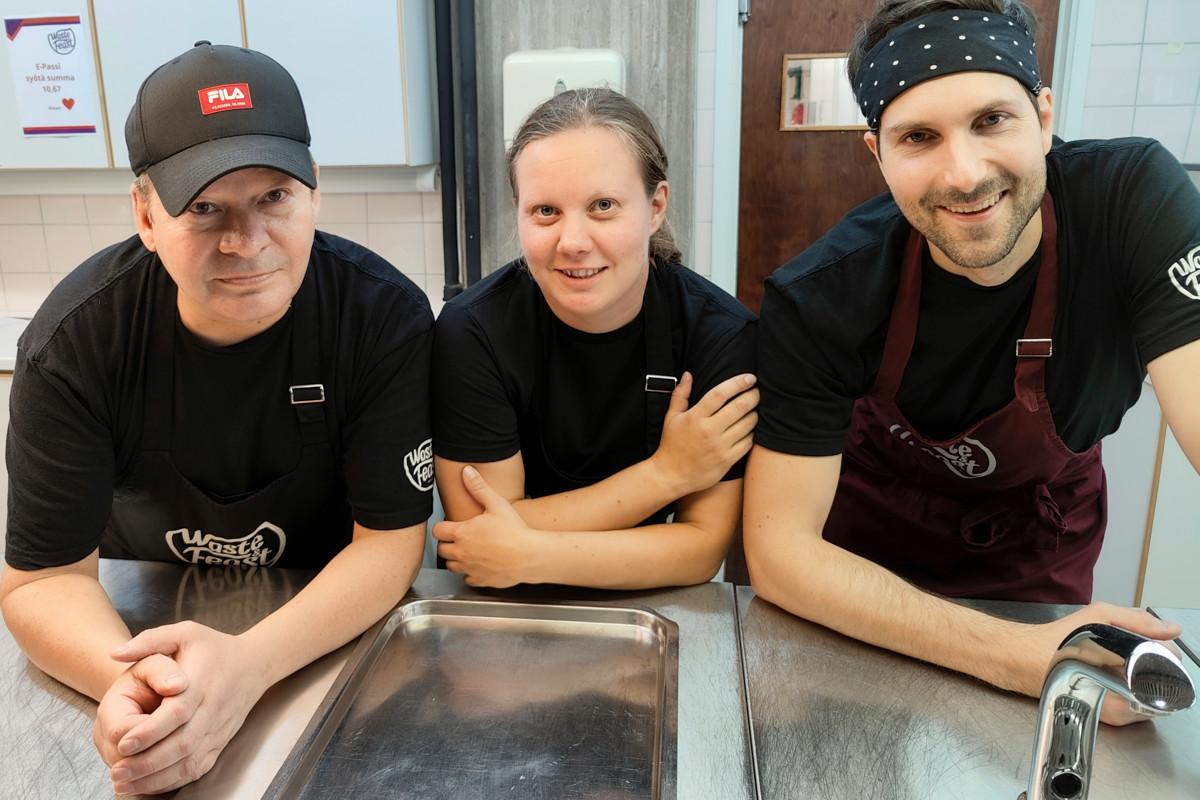 Waste & Feast Kallio -ravintolassa työskentelevät ruokapalveluvastaava Jari Riihijärvi, ohjaaja Jenni Taisto ja keittiöpuolen ohjaaja, kokki Matias Karti. Lisäksi ravintolassa työskentelee useita nuoria työkokeilijoita ja tukityöllistettyjä.  