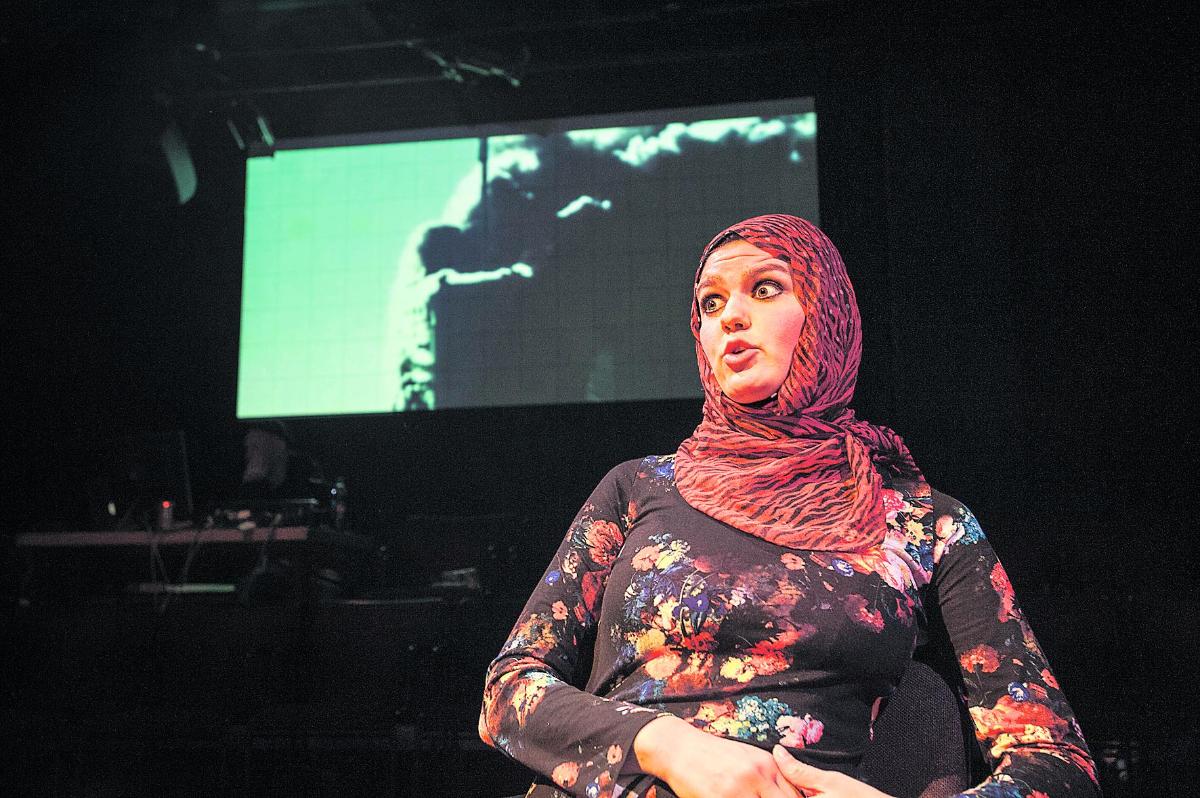 Tahtoo tähdeksi. Aisha Abdullah (Joanna Harti) tahtoo Idols-tähdeksi, mutta taipaleella on monta mutkaa ja estettä.
