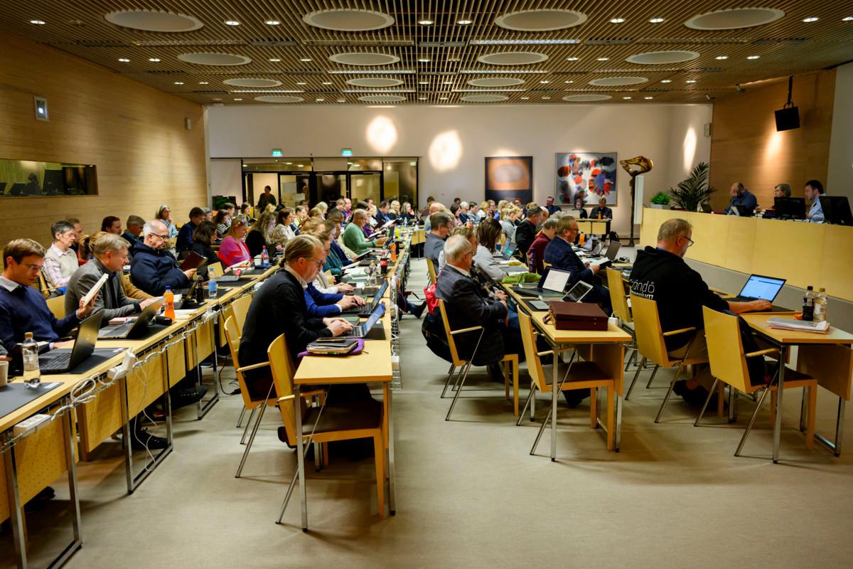 Helsingin yhteiseen kirkkovaltuustoon kuuluu 91 valtuutettua, jotka edustavat 19 seurakuntaa.