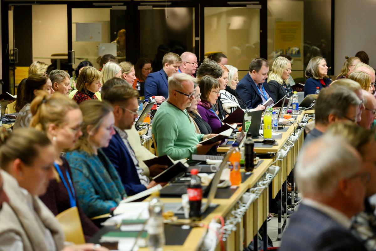 Kokouksen aluksi valtuusto veisasi virren 814, joka alkaa sanoin