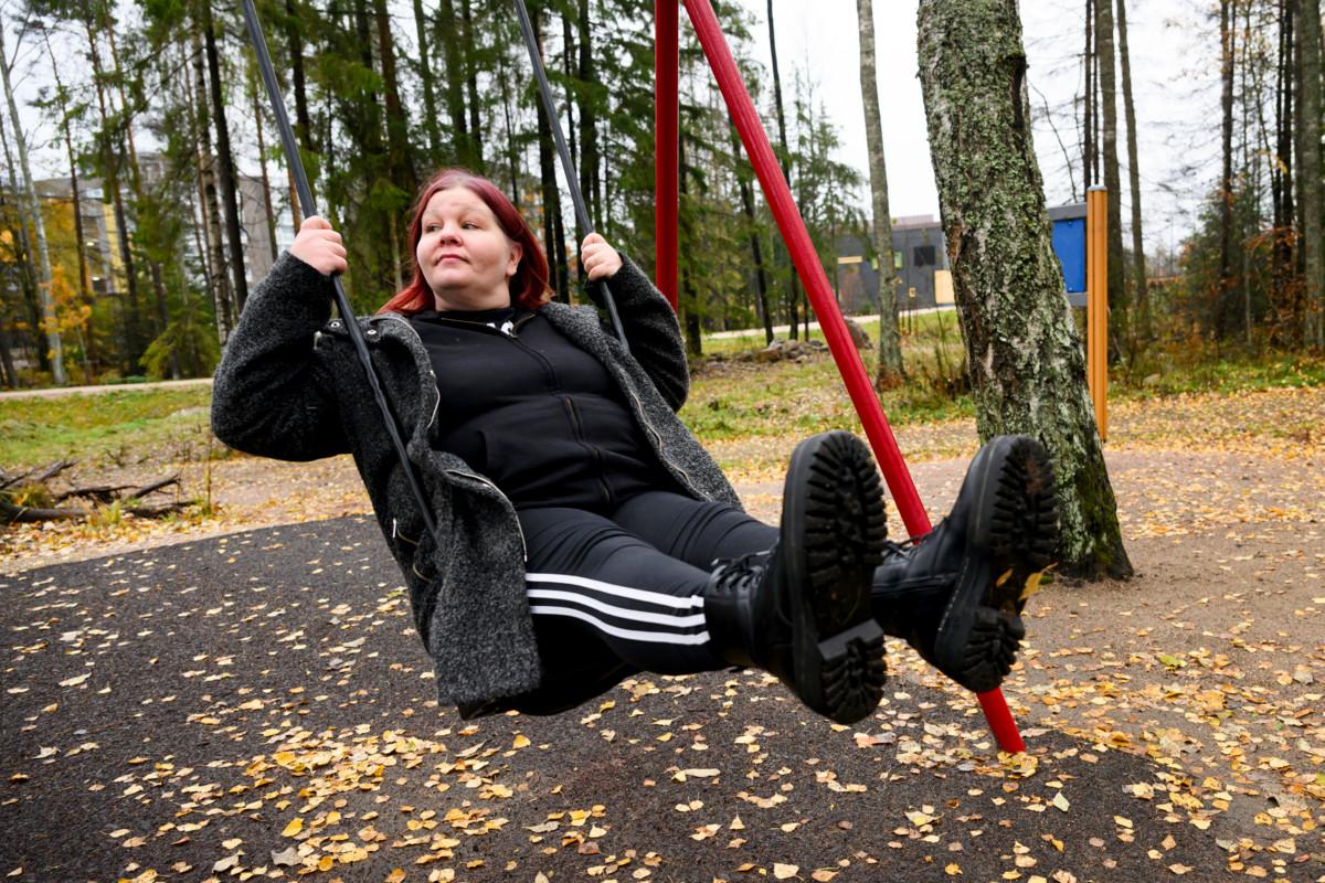 Vantaankosken seurakunnan lastenohjaaja Jenny Nikkanen kohtaa perheitä yleensä Kivistön kirkolla. Nyt hän on mukana Pikkuhelppi-toiminnassa, jossa lastenohjaaja tulee perheen kotiin.