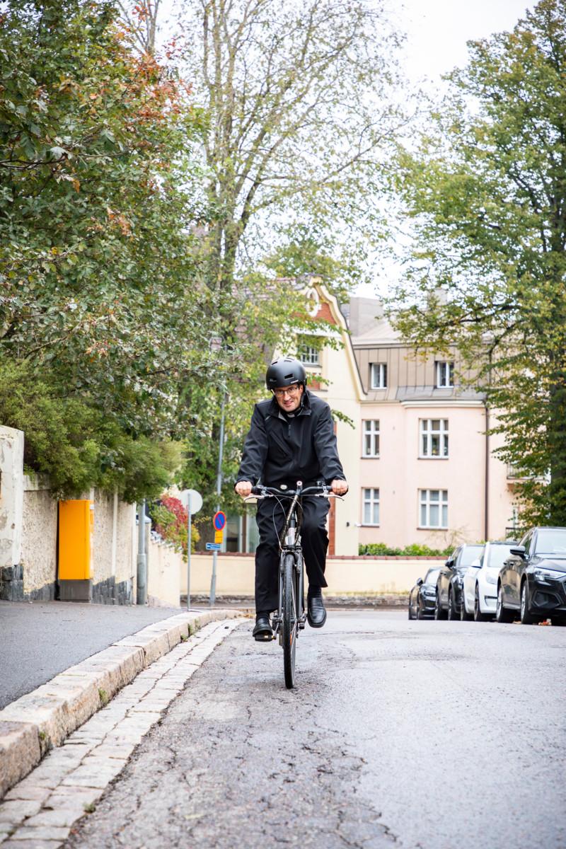 Polkupyörällä liikkuva isä Raimo on tavallinen näky Helsingin kantakaupungin alueella.
