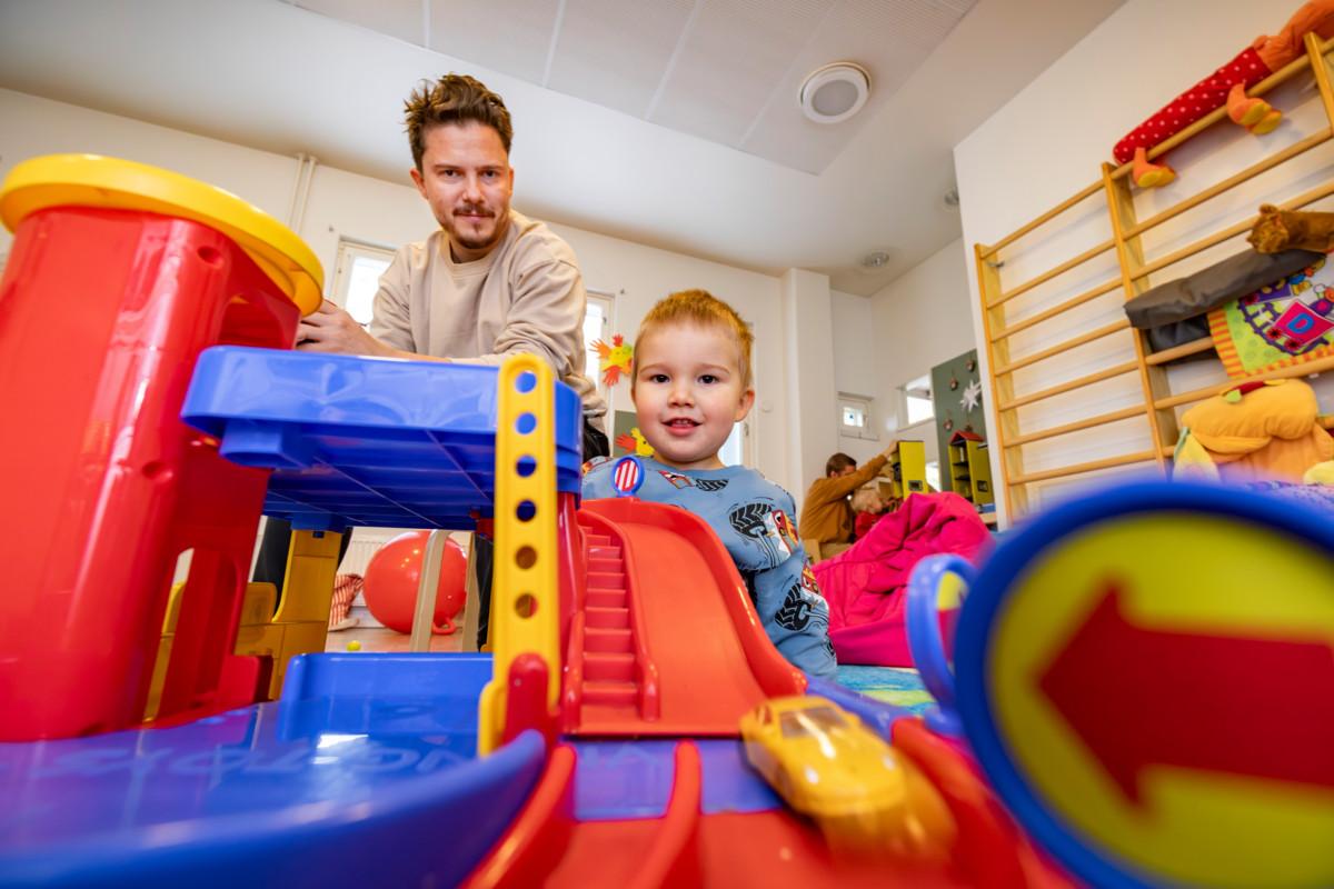 Tuomo Ranto ja Ilmari käyvät Malmin Varustamon perhekerhossa leikkimässä ja tapaamassa muita isiä ja lapsia.