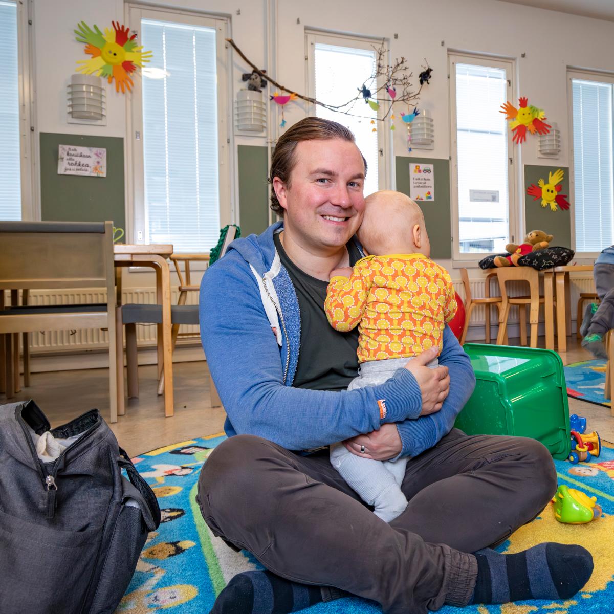 Kari Haahtela ja Anton käyvät isien perhekerhossa, koska isien ja lasten suhde on vähän erilainen kuin äitien ja lasten.