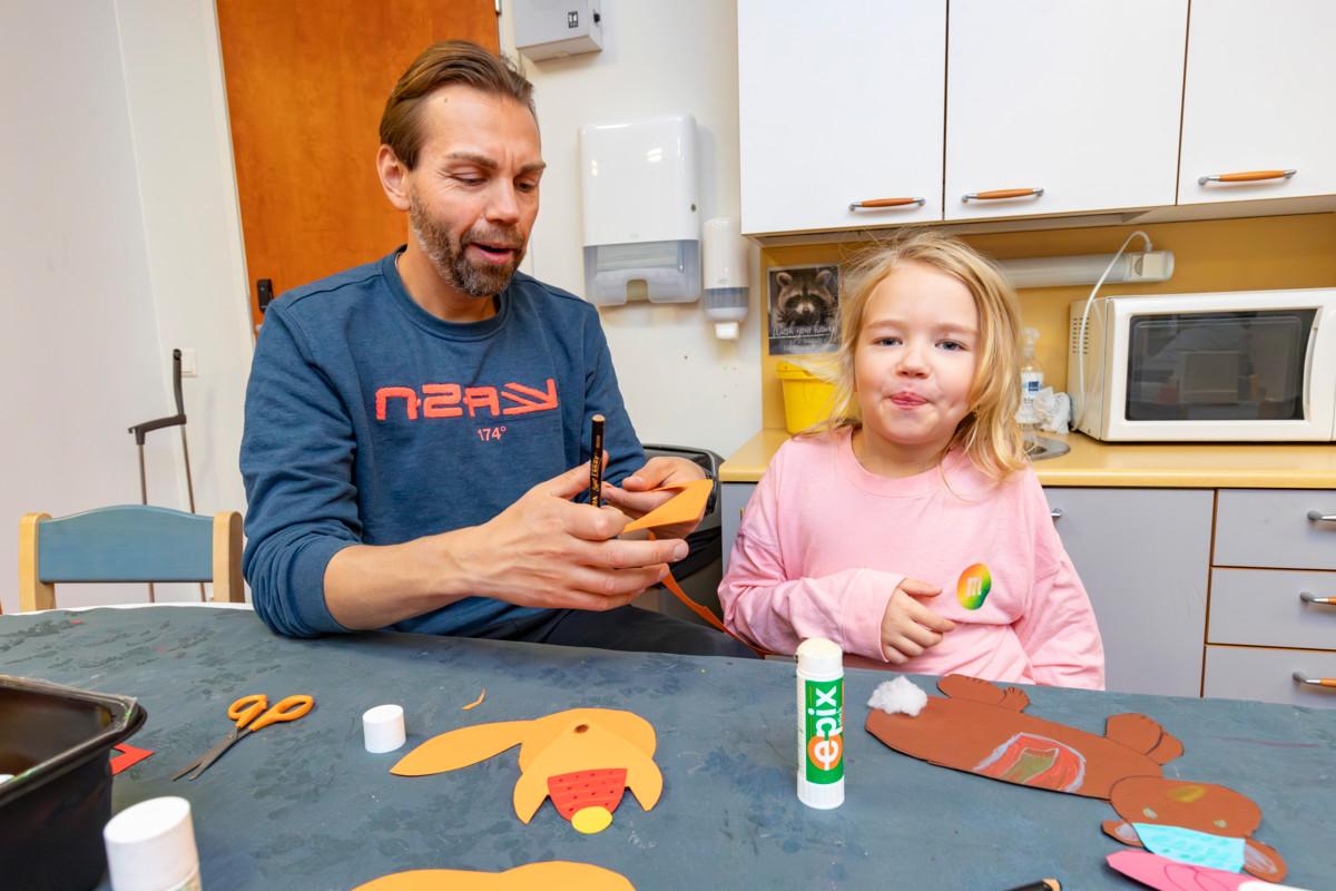 Antti Elloselle ja Lauralle tärkeintä on, että perhekerhossa pääsee askartelemaan.