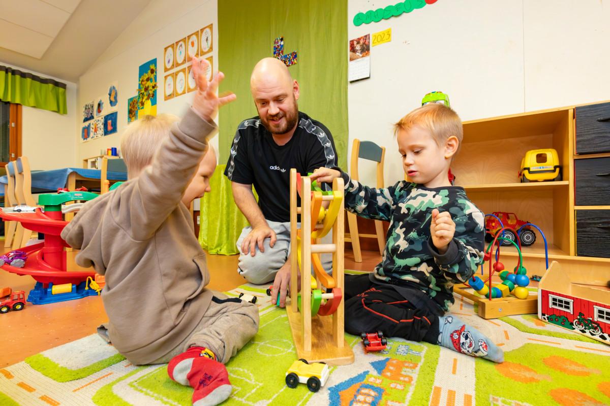 Harry Seppäsen lapset Leo (vas.) ja Lukas osaavat jo jekuttaa isää.