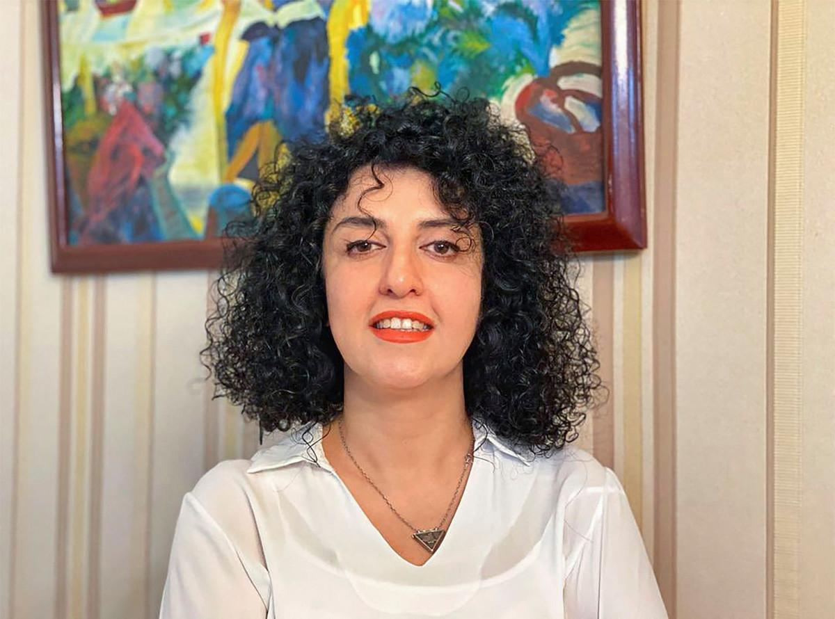 Narges Mohammadi istuu yli kahdeksan vuoden vankilatuomiota pahamaineisessa iranilaisvankilassa. Tuomioon sisältyy myös 74 ruoskaniskua. Hän jatkaa kamppailuaan ihmisoikeuksien puolesta ja on parhaillaan nälkälakossa. Kuva: Narges Mohammadi Foundation/AFP/Lehtikuva