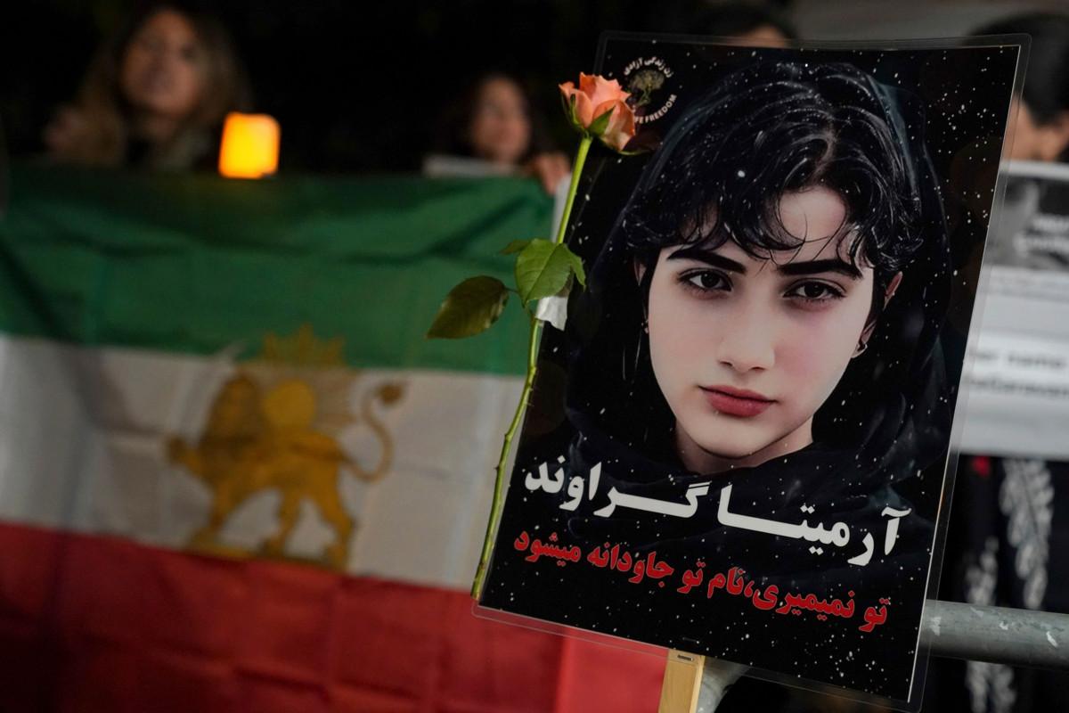 Armita Geravand on Iranin huivipakkoa valvovan moraalipoliisin uusimpia uhreja. Hän kuoli aivovammaan sairaalassa. Nyt hänen kuvaansa kannetaan Iranin hallintoa vastustavissa ja naisten oikeuksia puolustavissa mielenosoituksissa. Kuva on Lontoossa 30.10. järjestetystä tapahtumasta. Kuva: Lucy North/ Alamy/Lehtikuva.