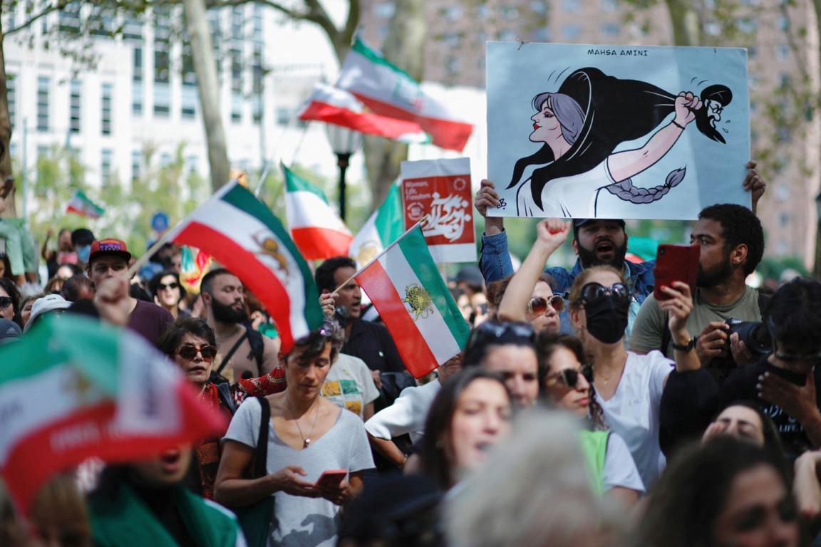 New Yorkissa järjestettiin 16.9. mielenosoitus, jossa tuettiin vuotta aiemmin käynnistynyttä Nainen, elämä, vapaus -liikettä. Samanlaisia mielenosoituksia järjestettiin ympäri maailmaa. Kuva: Kena Betancur/AFP/Lehtikuva.