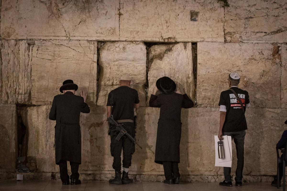 Jeruselamin Itkumuurin luokse kerääntyneet juutalaiset surevat Hamasin hyökkäyksessä kuolleita ja rukoilevat panttivankien vapauttamisen puolesta. Kuva: Chen Junging/Sipa Press/Lehtikuva