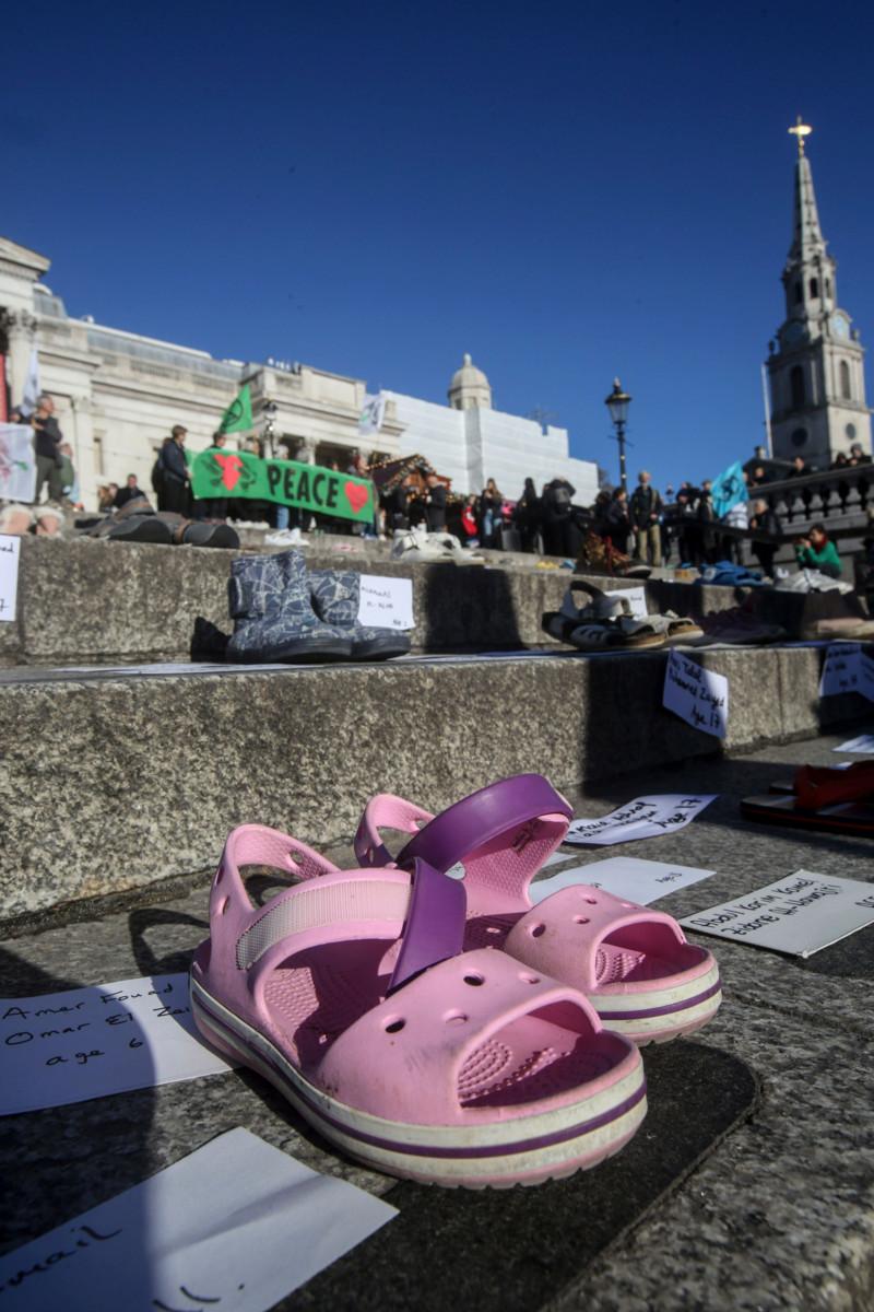Mielenosoittajat laittoivat Yhdysvalloissa esille kenkiä, jotka symboloivat Gazan sodassa kuolleita lapsia. Kuva: Martin Pope/Sipa USA/Lehtikuva. 