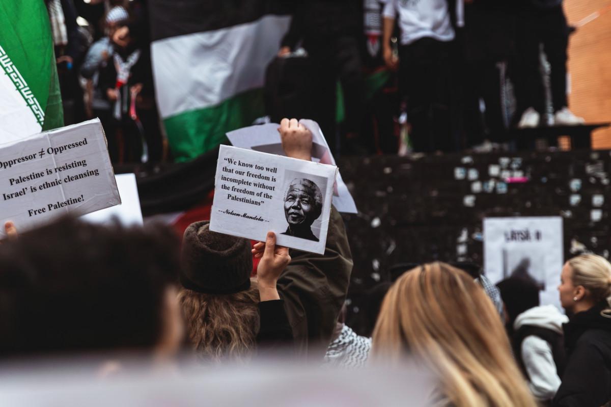 Gazan puolesta -mielenosoitus järjestettiin Helsingissä 13.10. Helsingin Rautatientorilla, josta se eteni Israelin suurlähetystölle. Mielenosoitukseen osallistui poliisin arvion mukaan noin 500 ihmistä. Lauantaina 11.11. järjestetyssä mielenosoituksessa oli puolestaan 3 000 ihmistä.  Kuva: Wasim Al-Nasser/Museovirasto.