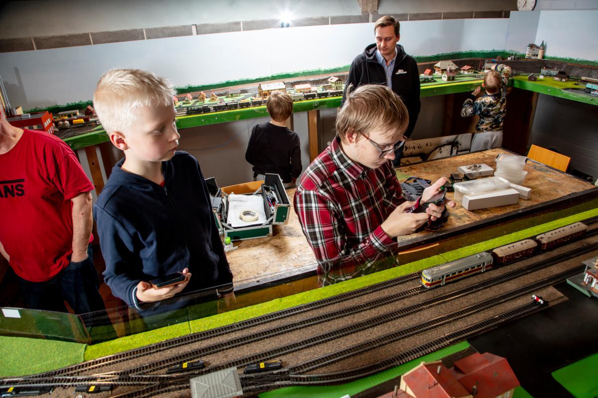 Luukas Mäkelä ja Lauri Huju keskittyvät junien ohjaamiseen, taustalla Jari Mäkelä seuraa tilannetta.