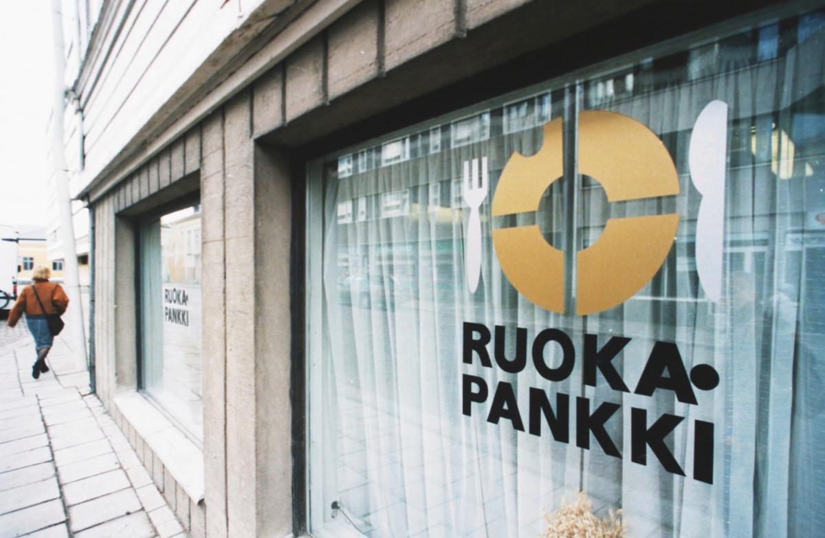 Suomen ensimmäinen seurakuntien ylläpitämä Ruokapankki aloitti toimintansa Tampereella vuonna 1995. Kuvassa Hämeenlinnan seurakunnan toimipiste.