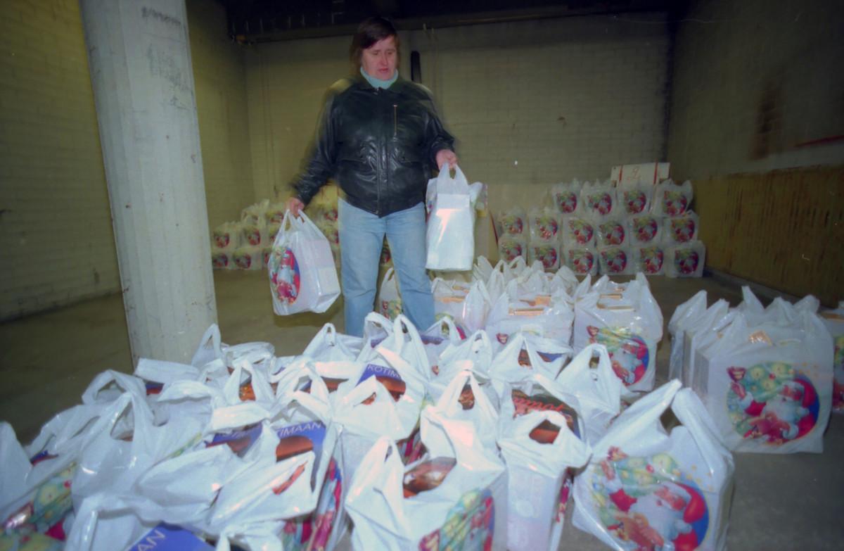 Vapaaehtoistyöntekijä Liisa Jokela järjesteli valmiiksi pakattuja ruokakasseja Myllypuron ostarin Ruokapankissa joulun alla 1996.