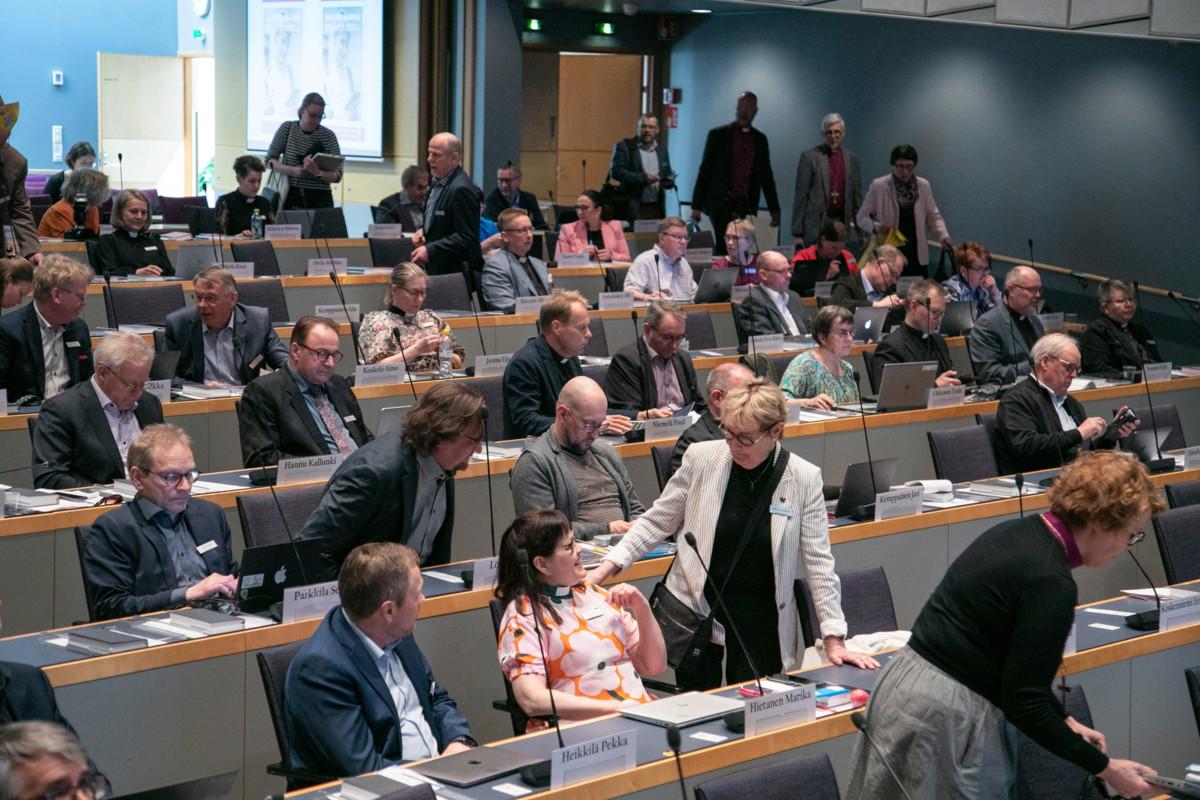 Kirkolliskokous kokoontuu Turussa kahdesti vuodessa, touko- ja marraskuussa. Vaaleilla valittujen edustajien lisäksi jäseniä ovat aina piispat ja kenttäpiispa sekä saamelaiskäräjien ja valtioneuvoston edustaja. Kuva toukokuulta 2023.