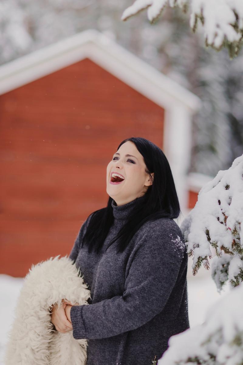 Tänä vuonna pääkaupunkiseudun seurakuntien joulukalenterin teema on ilo. Se haastoi Hanna Kivisaloa miettimään asioita uudesta kulmasta.