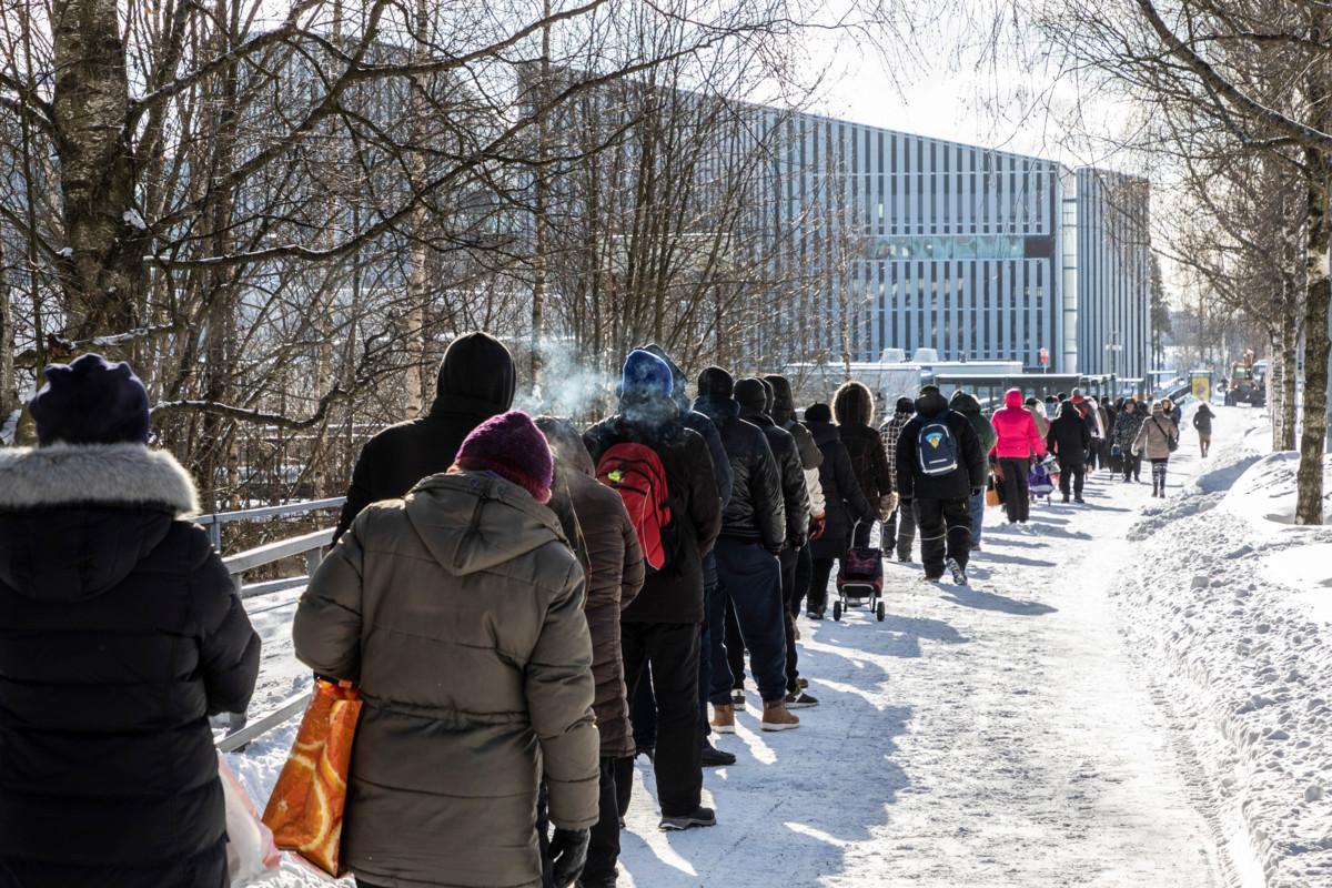 Leipäjonojen piti olla väliaikainen apu 90-luvun lamasta kärsiville, mutta 30 vuoden aikana ruoka-apua hakevien jonot ovat vain kasvaneet. Kuva Myllypuron elintarvikejakelusta maaliskuussa 2021.