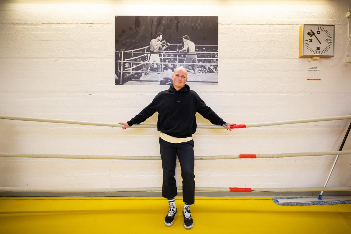 Niklas Räsänen vetää eri-ikäisille nyrkkeilytreenejä Töölön kisahallissa. Erityisen lähellä hänen sydäntään ovat nuoret.