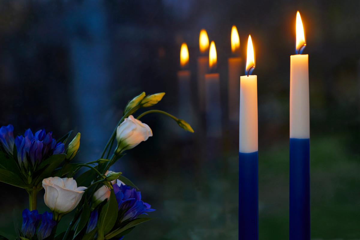 Itsenäisyyspäivänä syttyvät sinivalkoiset kynttilät eri puolilla Suomea.