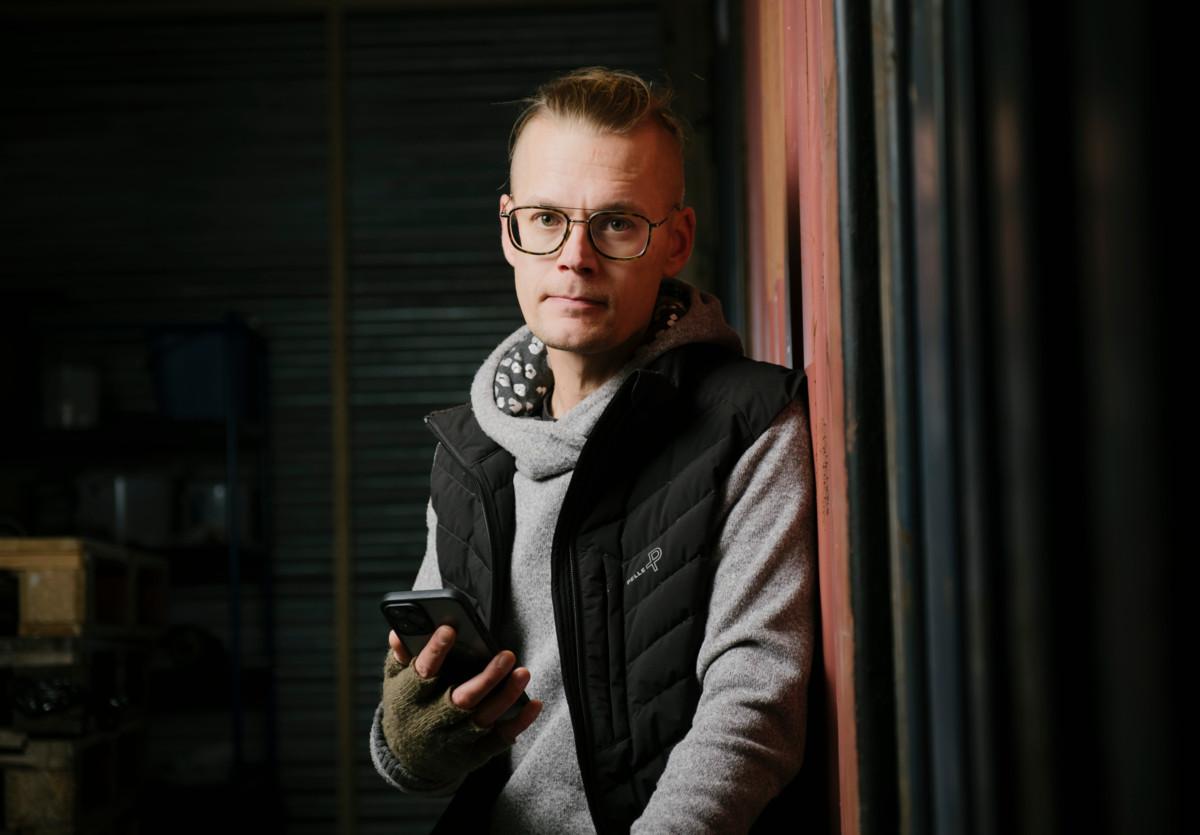 Patrick Ihalainen on suitsinut ja opettanut tekoälyä sen tehdessä Jouluradion uutta Hoosiannaa eli Hosanna-musiikkivideota.