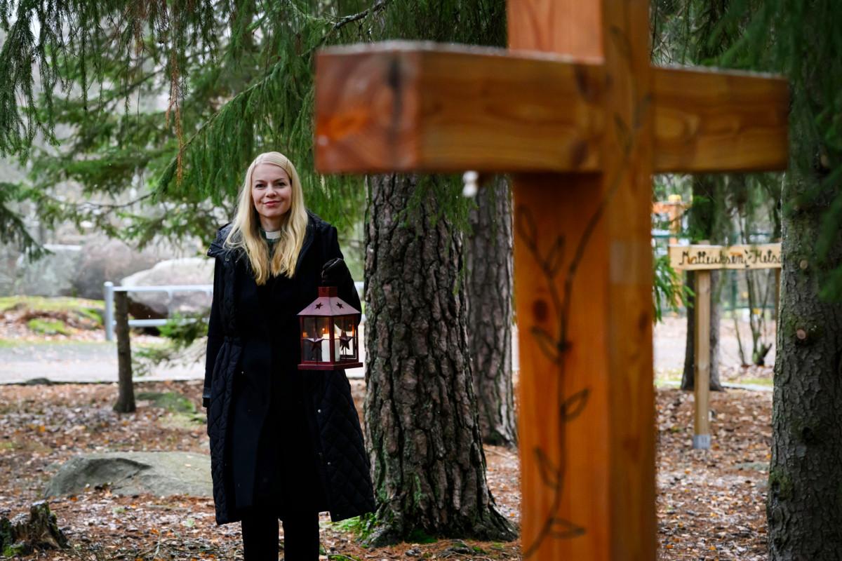 Maria Virtanen työskentelee diakonina Olarin seurakunnassa. Ensimmäisenä adventtisunnuntaina hän osallistuu kynttiläkulkueeseen.