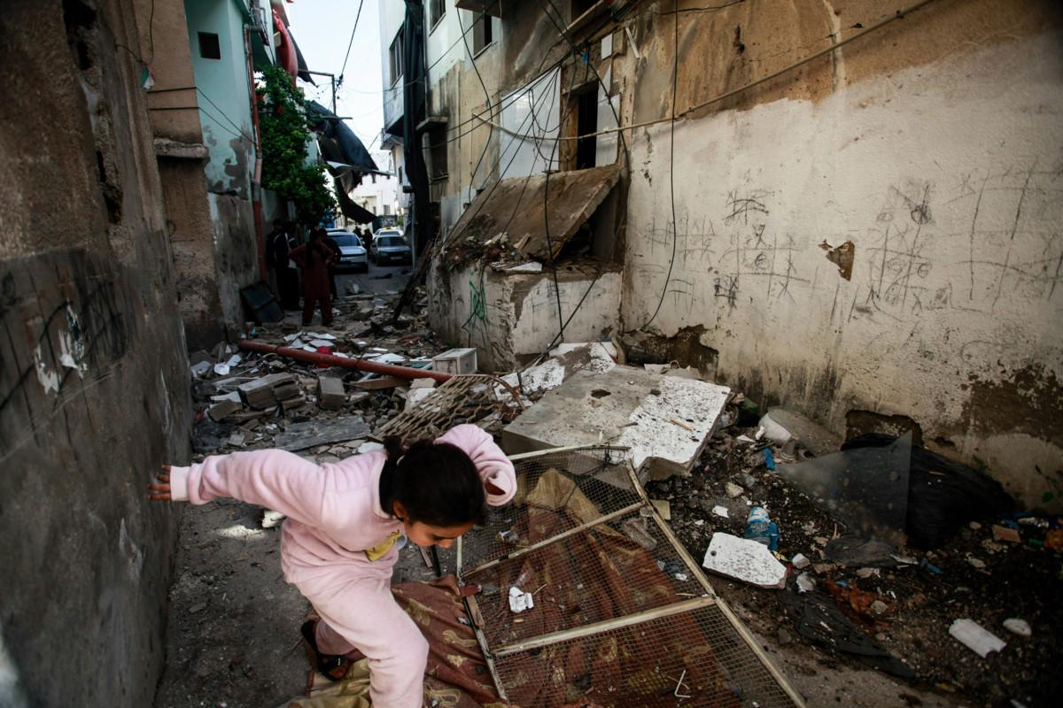 Lapsi juoksee Israelin armeijan hyökkäyksessä vaurioituneen rakennuksen pirstaleiden läpi. Israelin armeija on Gazan sodan aikana tehnyt useita ratsioita Länsirannalla sijaitsevaan Jeninin kaupunkiin etsiessään terroristeiksi epäiltyjä. 