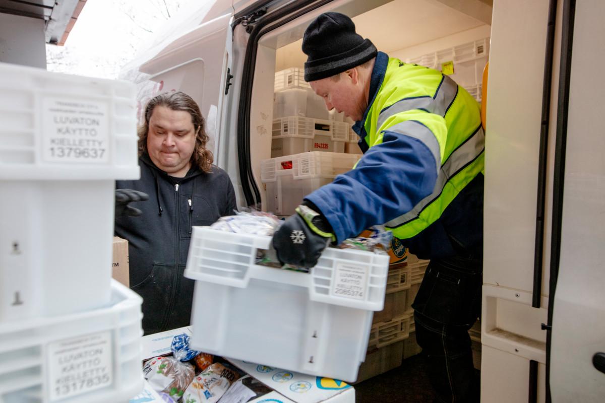 Joka arkipäivä Stadin safkasta lähtee tuhansia kiloja hävikkiruokaa jakopaikkoihin. Kuljetuksen työnjohtaja Matti Pettersson (vas.) ja pakettiauton kuljettaja Jari Räihä lastaavat pakettiautoa.