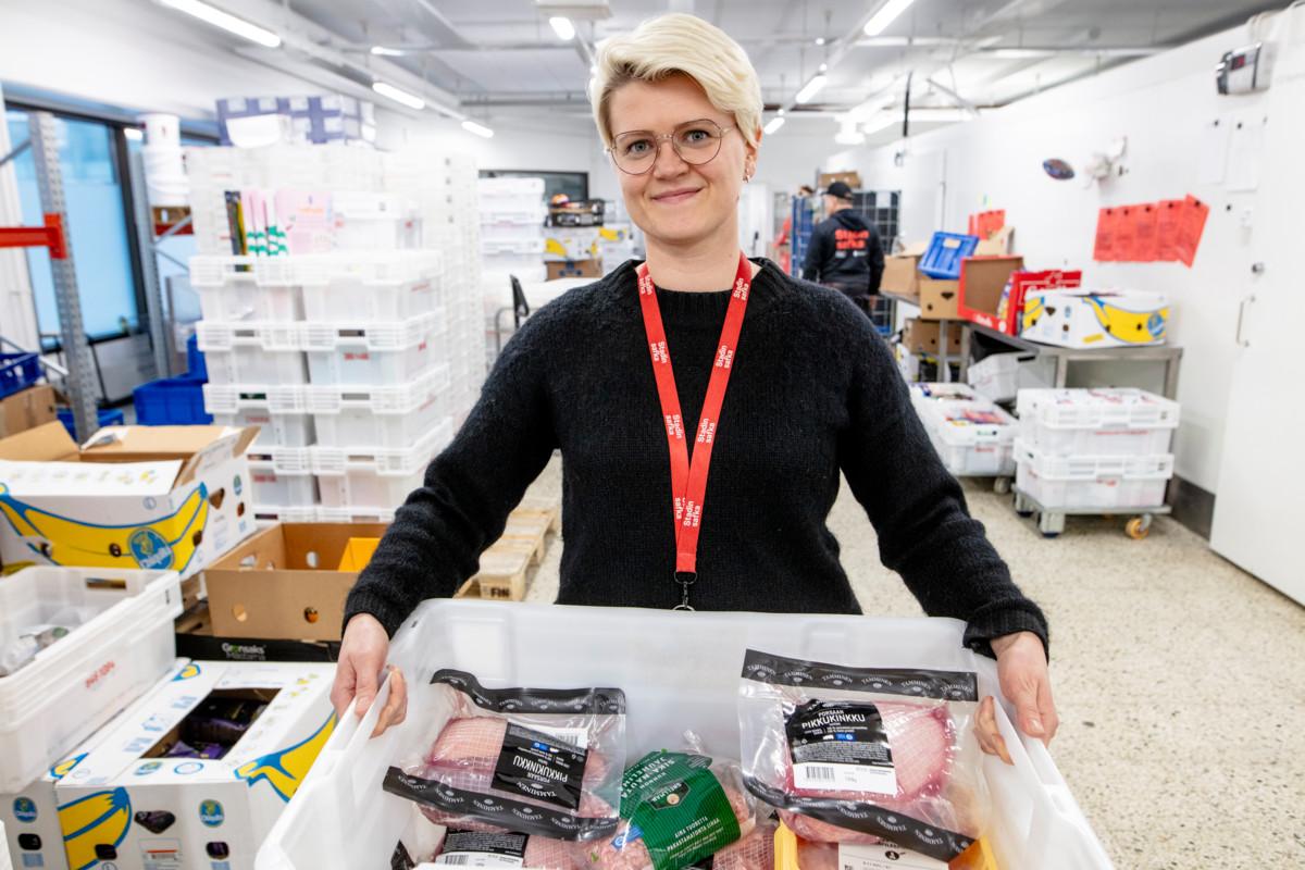 – Lahjoitetut lihatuotteet menevät käyttöön samana päivänä, sanoo Stadin safkan ruoka-aputoiminnan päällikkö Anni Heinälä. Lihatuotteet ovat kysyttyjä, ja niillä on myös suurin hiilijalanjälki, joten on erityisen tarpeellista hyödyntää ne.