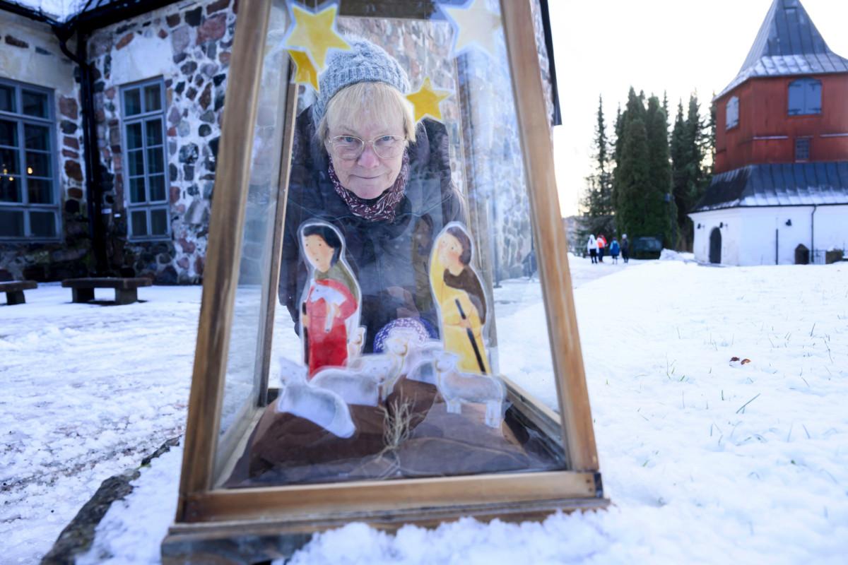 Tarja Rakeen suunnittelema joulupolku avautuu Espoon tuomiokirkonmäellä 11.12. Idea sai alkunsa koronapandemian aikaan, ja se toteutetaan neljättä kertaa.