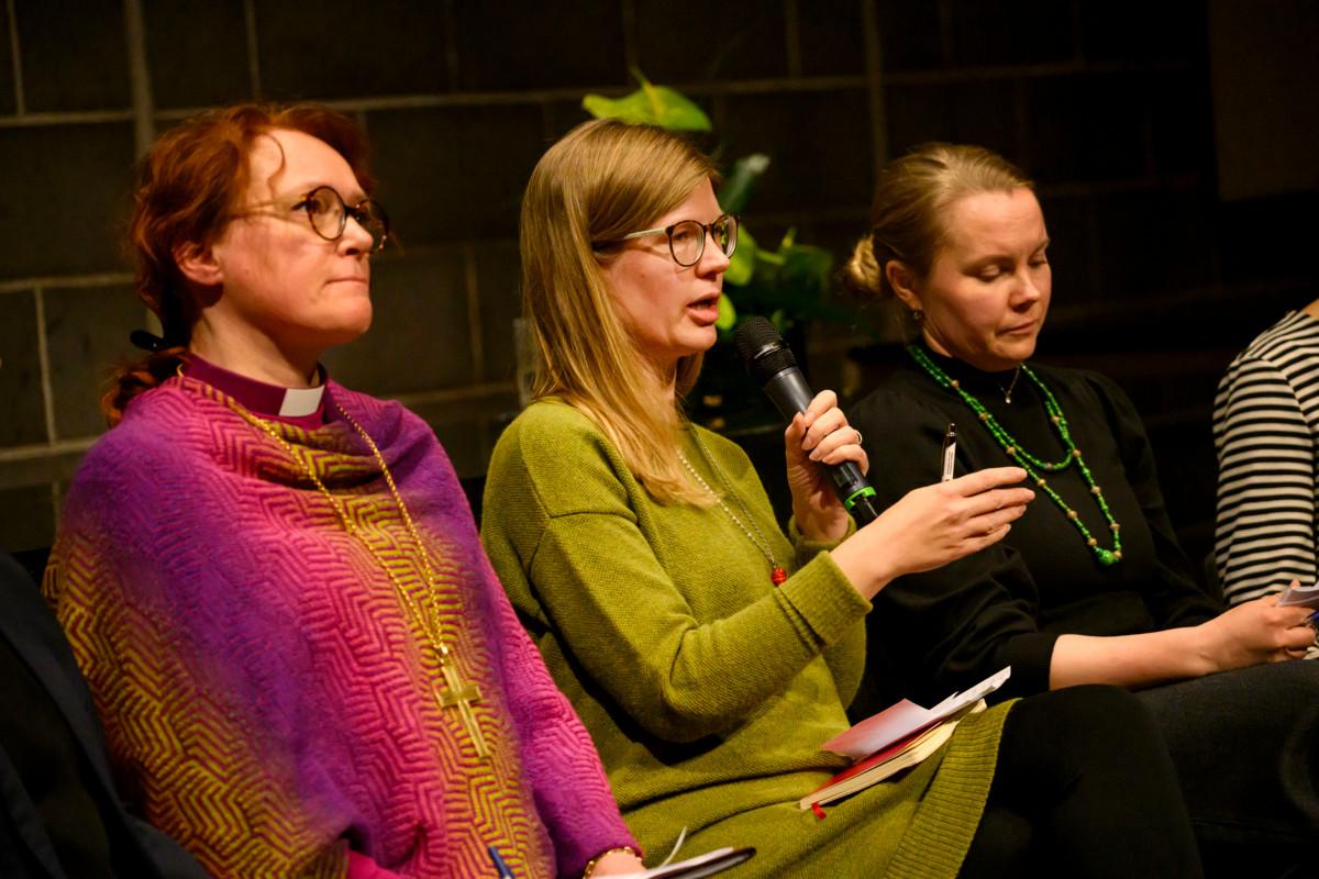 Tilaisuudessa puhuneet Mikkelin hiippakunnan piispa Mari Parkkinen sekä väitöskirjatutkijat Tiina Hyyppä ja Anna-Liisa Rafael vastasivat lopuksi yleisökysymyksiin.