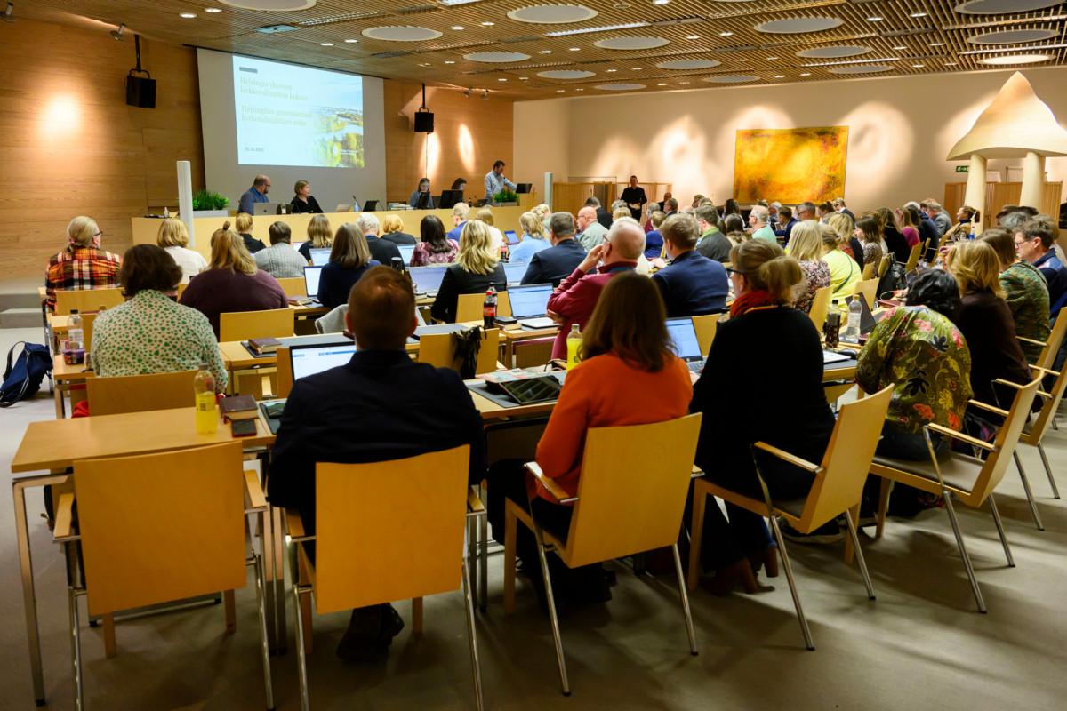 Muun muassa ensi vuoden talousarvio nuijittiin pöytään Helsingin yhteisen kirkkovaltuuston kokouksessa 14. joulukuuta.