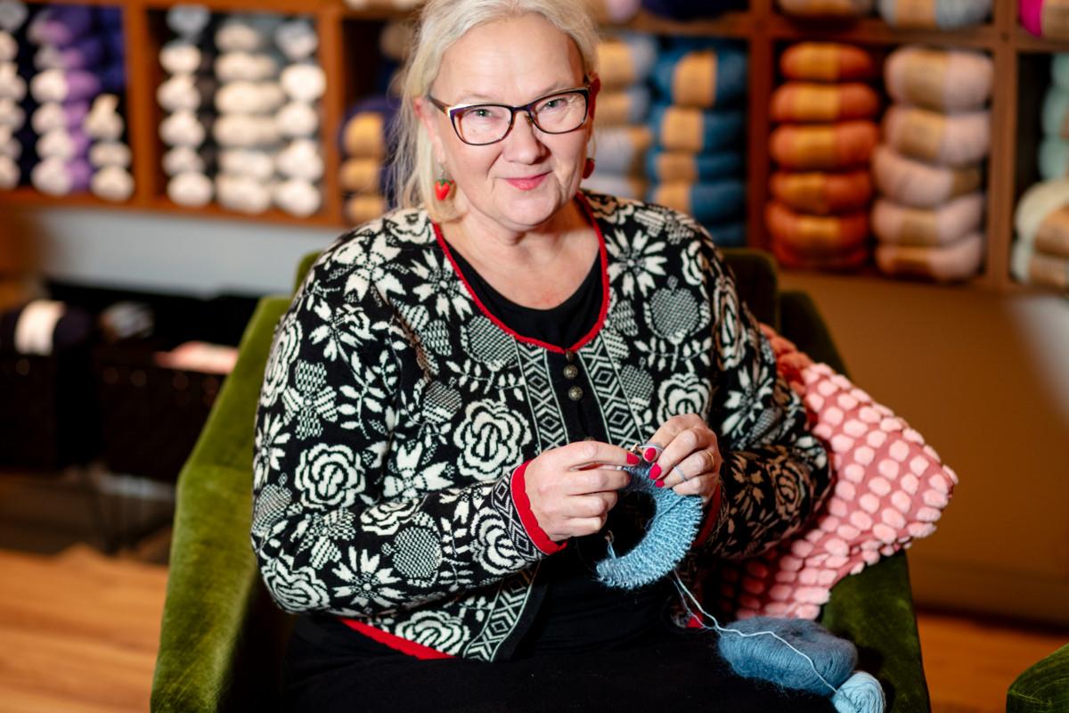 Tiina Mahlamäki uskoo, että neulomalla pystyy myös vaikuttamaan asioihin. Hän on tehnyt sukkia esimerkiksi pakolaisille ja vastasyntyneille vauvoille.