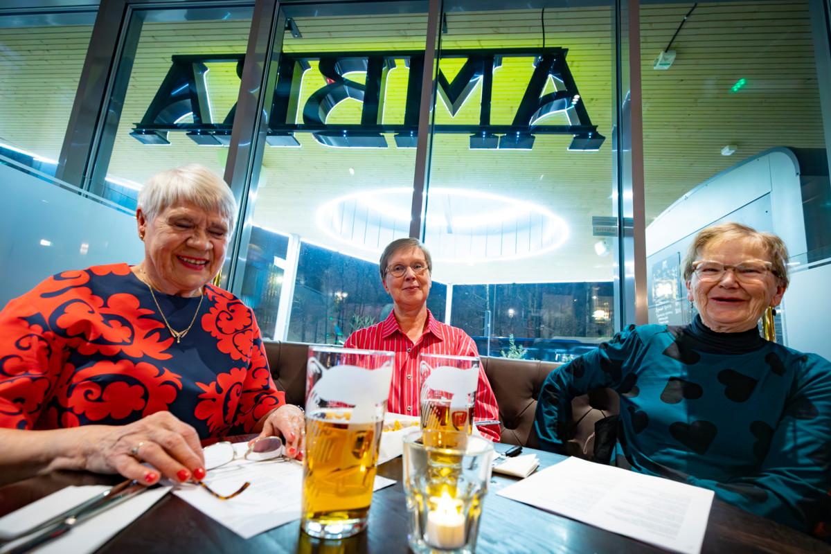 Inga Laukkonen (vas.), Helena Sierla ja Leila Lillsunde saapuivat Ravintola Ambraan varta vasten laulamaan joululauluja.