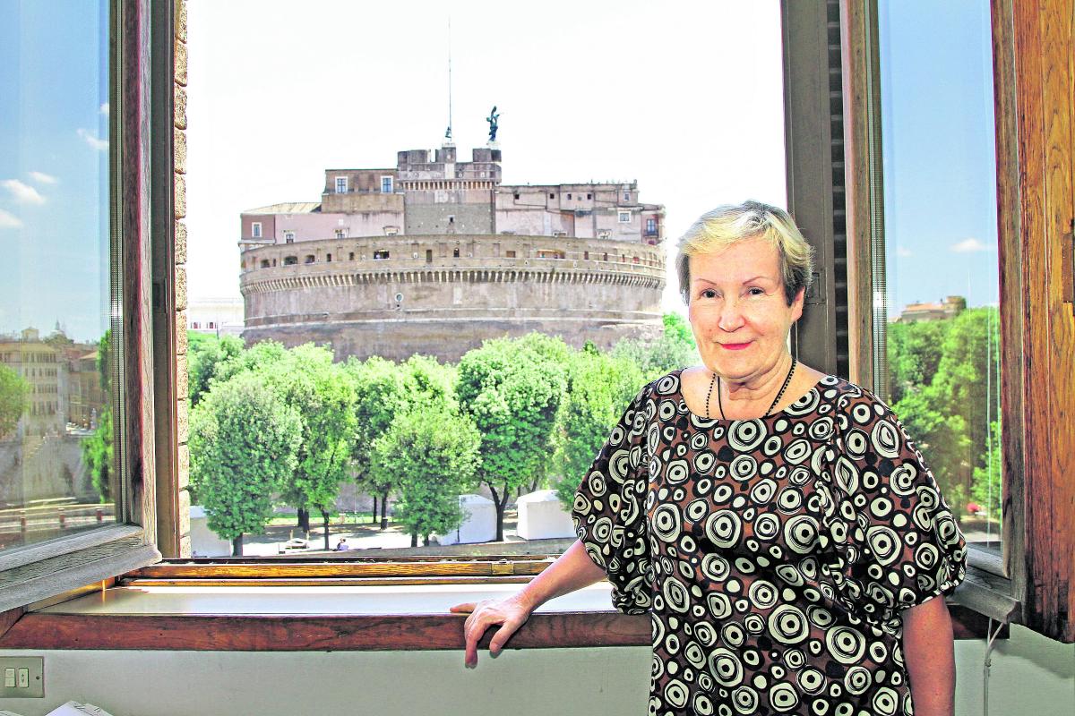 Jokapäiväinen ilo. Hadrianuksen mausoleumi eli Castel Sant’Angelon linnoitus hallitsee Leena Montin työhuoneesta avautuvaa näkymää. Rakkaan Tiber-joen rantaan hän pääsee työmatkalla joka päivä.
