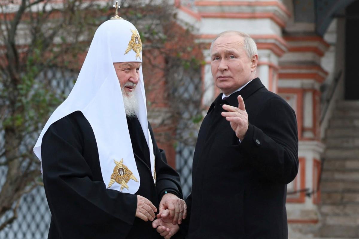 Patriarkka Kirill ja Vladimir Putin ovat pönkittäneet toistensa valtaa. Heitä yhdistää yhteinen näkemys myyttisestä historiasta. Kuva on otettu kansallisen yhtenäisyyden päivän tilaisuudessa Moskovan Punaisella torilla marraskuussa 2023. Kuva: Gavriil Grigorov/AFP/Lehtikuva.