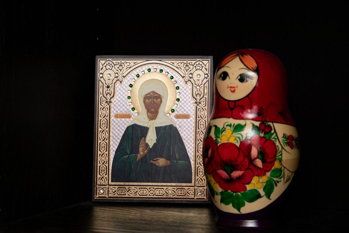 Juha Meriläisen kotoa löytyy ikoneita ja maatuskanukke. Venäjän sisällä kirkko on halunnut vetää yhtäläisyysmerkit ortodoksisen uskon ja etnisen venäläisyyden välille. Kuva: Esko Jämsä