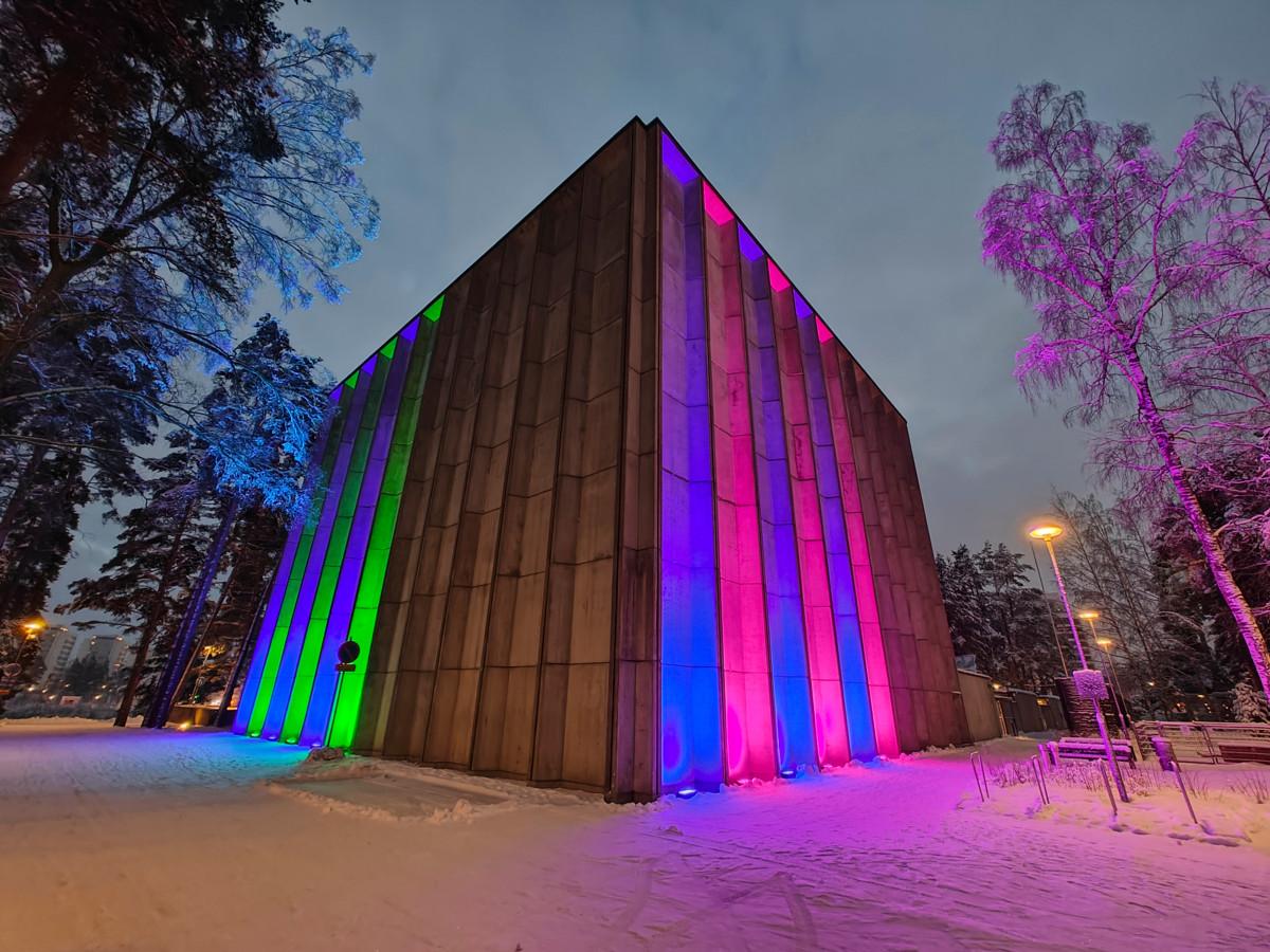 Tapiolan yö -tapahtuman teoksia heijastetaan muun muassa Tapiolan kirkon julkisivulle. Kirkon on suunnitellut arkkitehti Aarno Ruusuvuori ja se valmistui vuonna 1965.