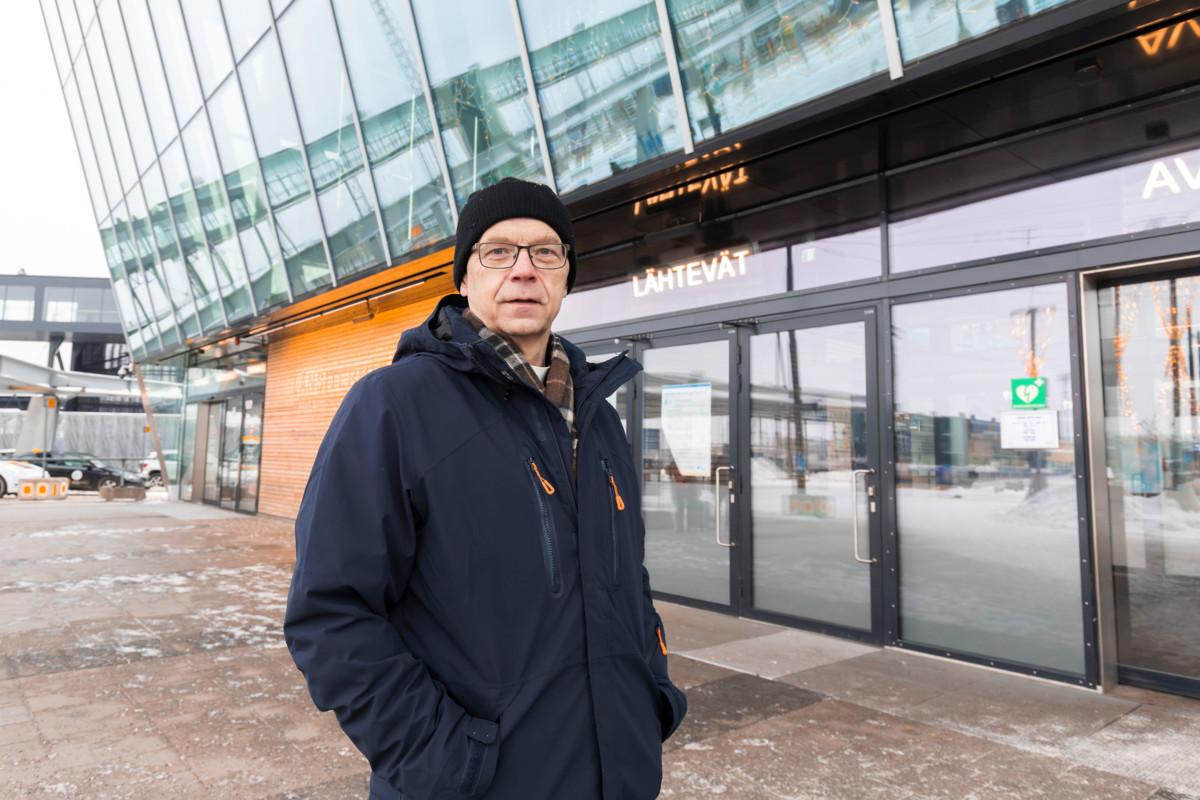 Oiva Hujanen jakaa työaikaansa Viron ja Suomen kesken. Hänet kuvattiin Länsisatamassa joulukuussa.