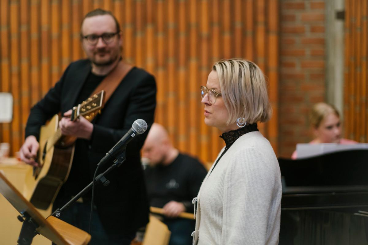 Verkostossa ihmiset voivat ilmoittautua erilaisiin vapaaehtoistehtäviin. Antti Eväsoja (kitara) ja Marjo Assinen (laulu) ovat löytäneet paikkansa bändistä. 
